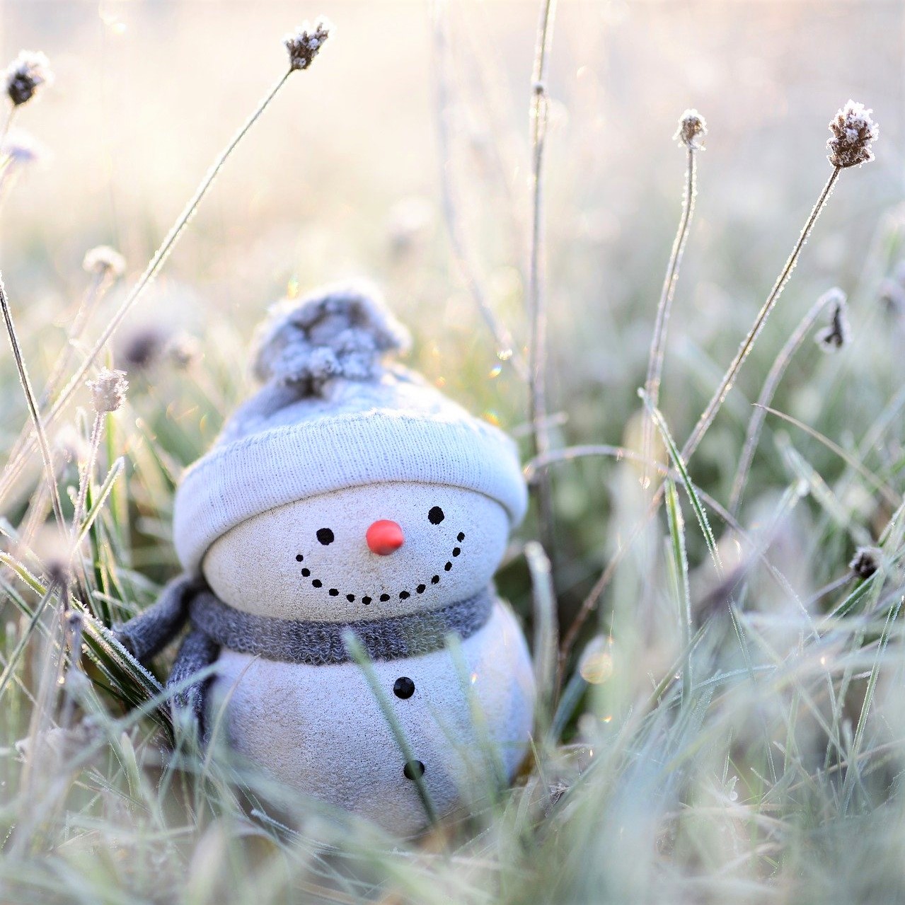 Décoration "bonhomme de neige" miniature, avec une écharpe et un bonnet