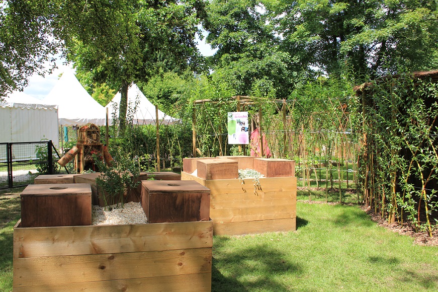 photo du jardin du minotaure, avec des bacs en bois surélevés