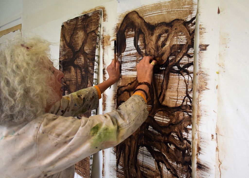 Armelle Normand en train de peindre des racines