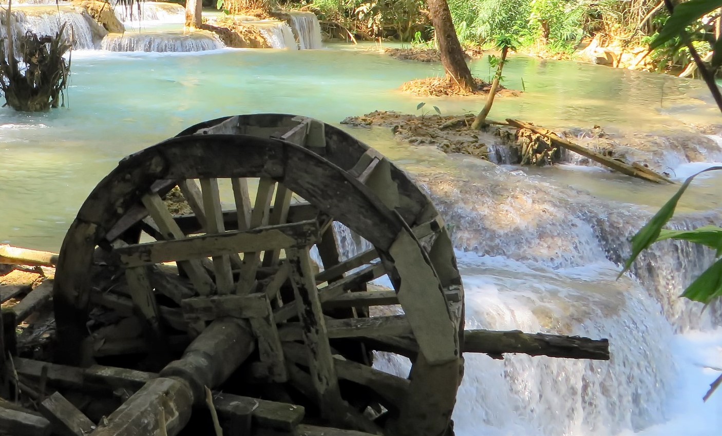 moulin à eau le long d'une rivière