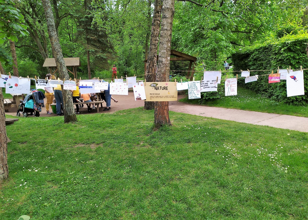 photo de l'aire de pique-nique prise lors de la fête de la nature 2022, avec, notamment le mur de paroles