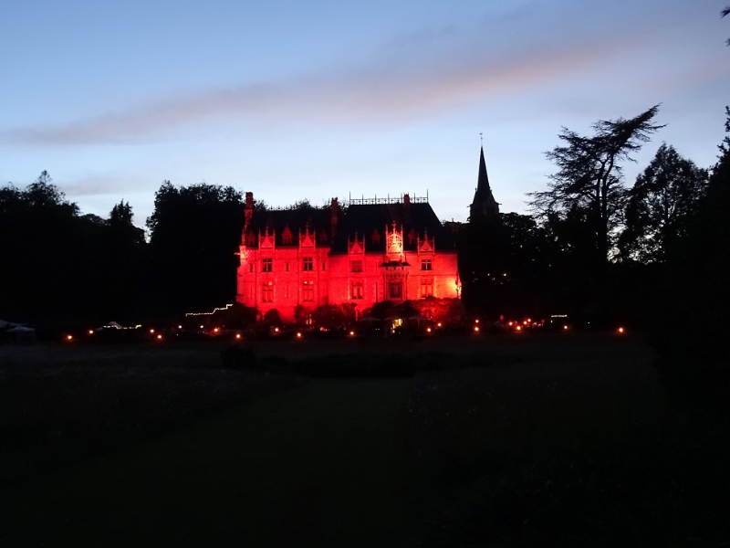 Château de Clères illuminé dans la pénombre du soir