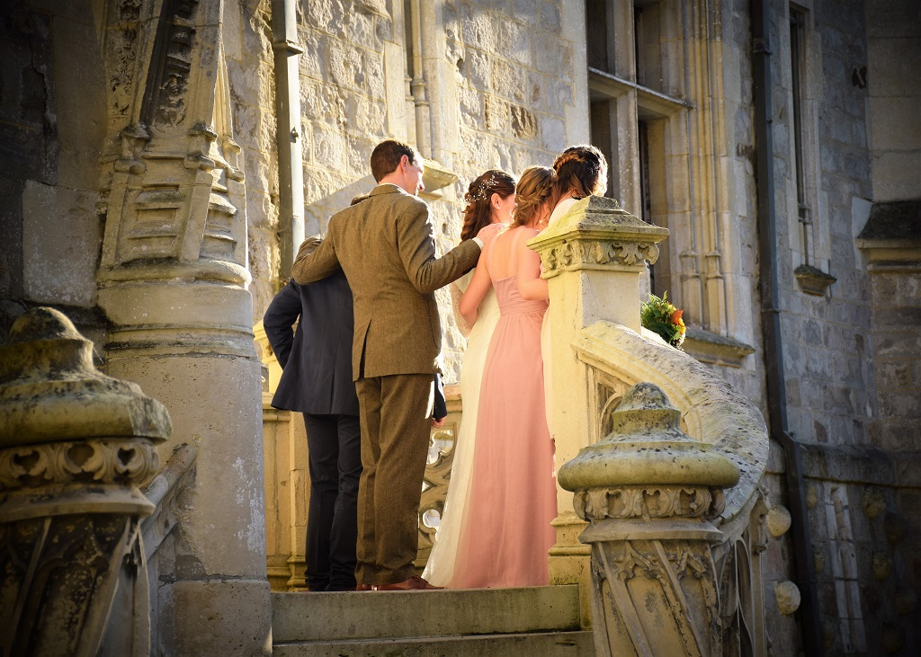photo de mariage prise sur l'escalier du château