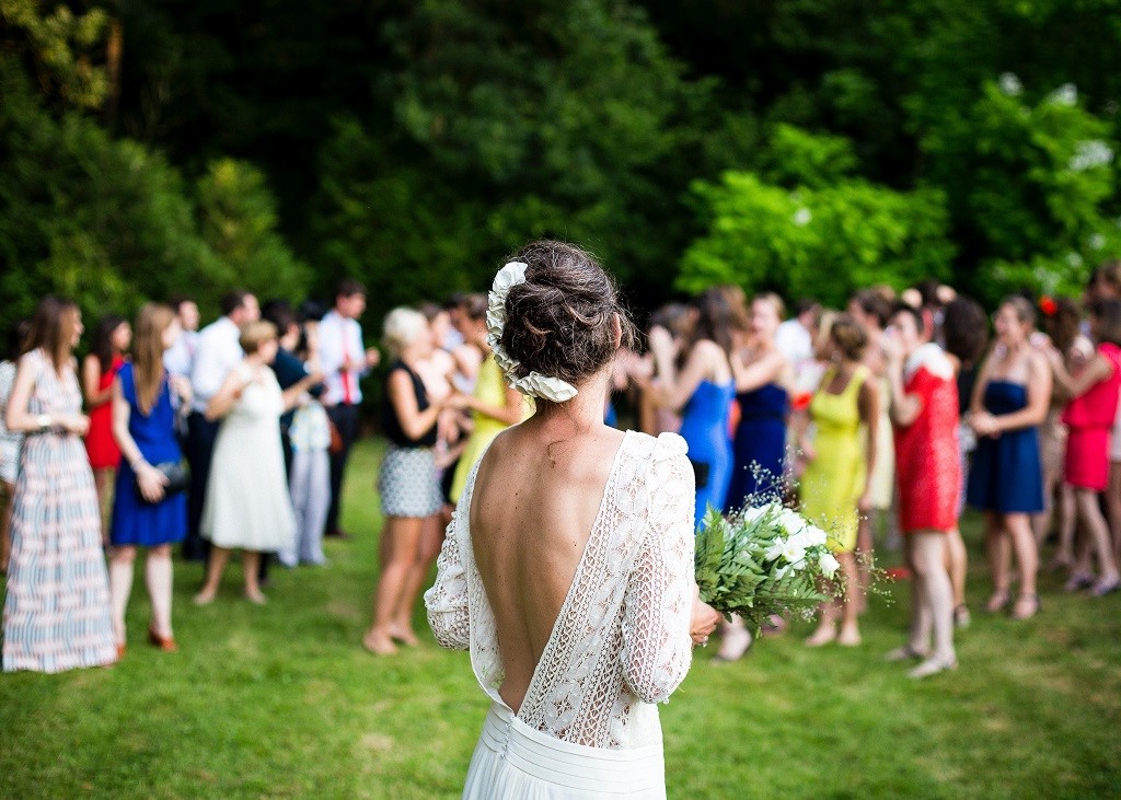 photo d'un groupe avec la mariée de dos, devant l'objectif