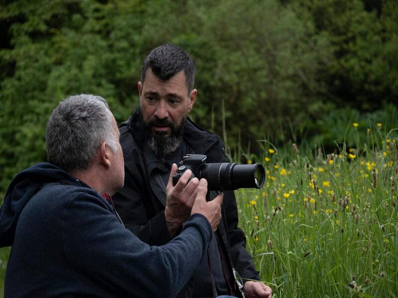 Photo montrant l'animateur en train de parler avec un photographe amateur tenant son appareil photo en main