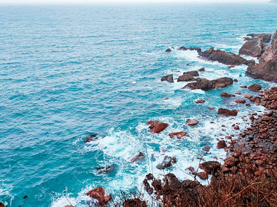 photo de la mer avec un bout de rivage