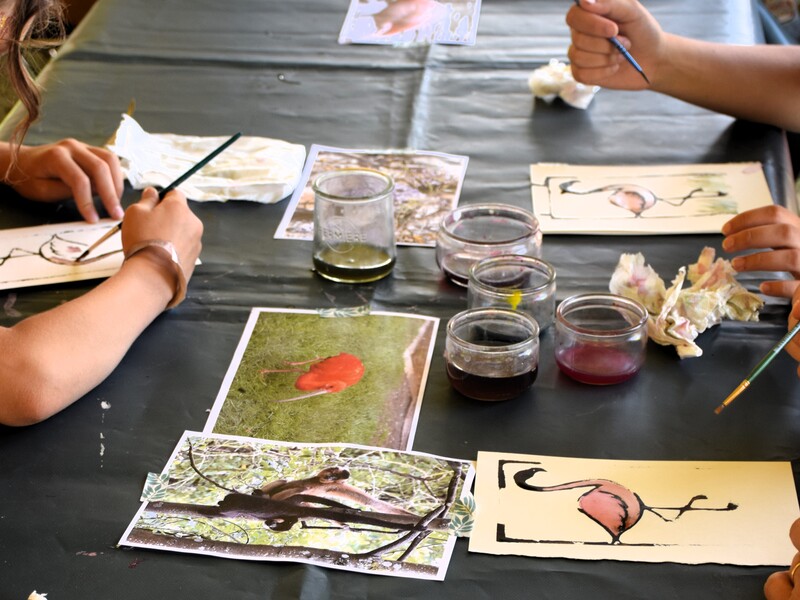 photo de mains d'enfants en train de peindre des images d'animaux avec de l'encore végétale