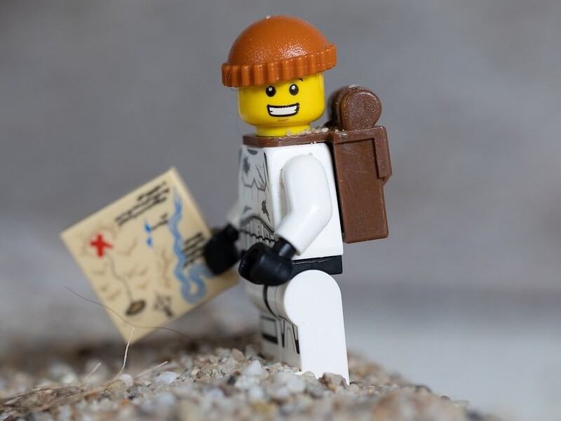 figurine de LEGO aventurier avec une carte au trésor dans la main